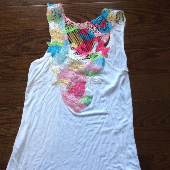 White tank with embroidered back - Picture 2 of 2